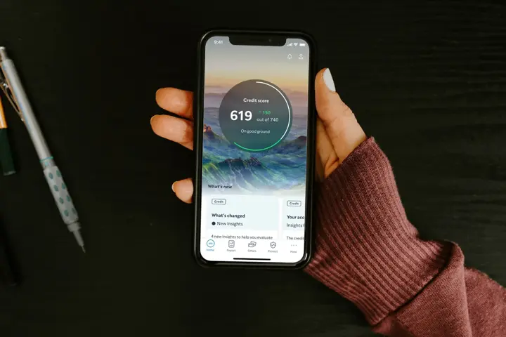 Person holding a cellphone.